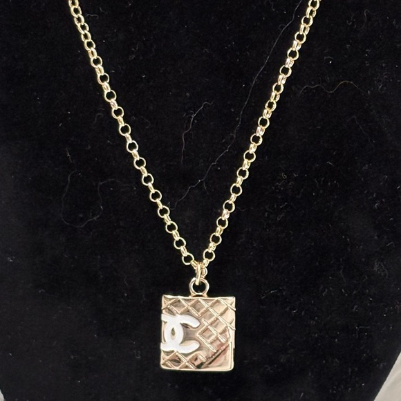 Chanel Stamped Zipper pull on unbranded beautiful gold chain - Picture 1 of 5